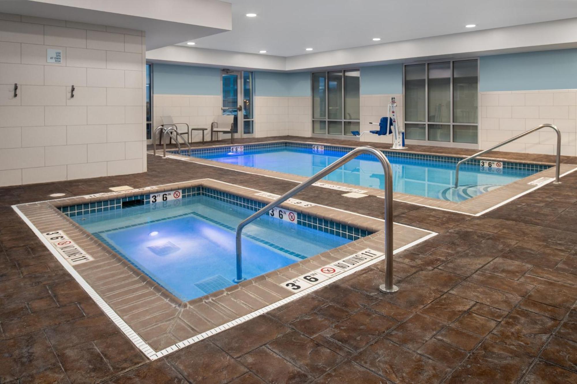 Holiday Inn Express Hotel & Suites Terre Haute By Ihg מראה חיצוני תמונה